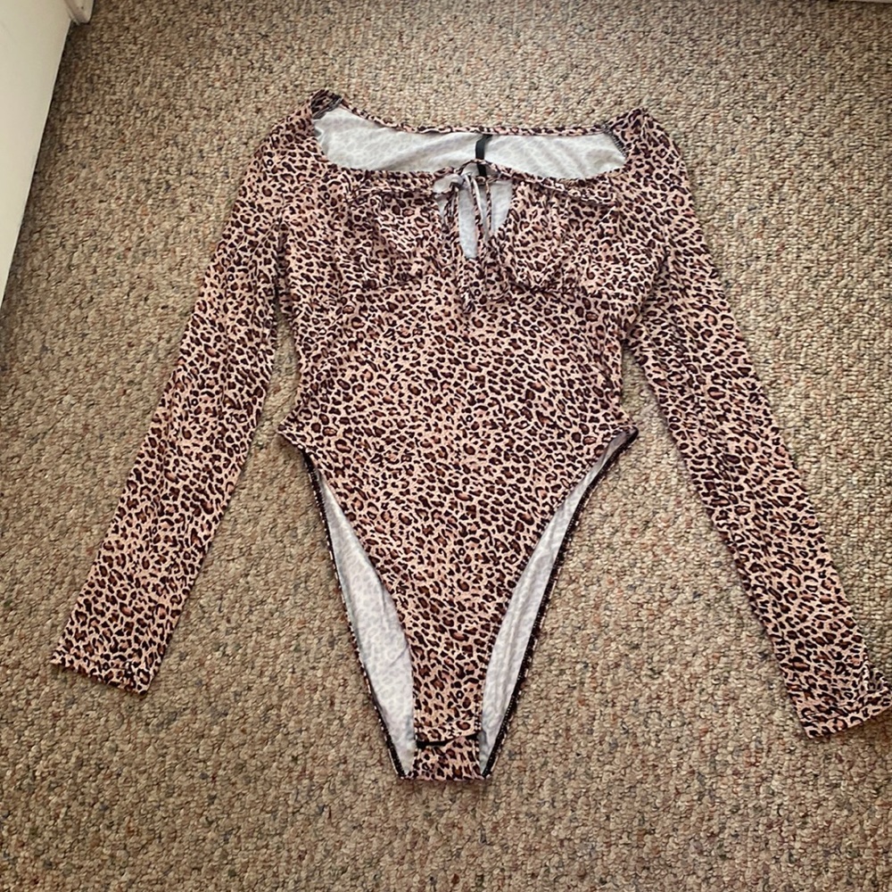 SHEIN Longsleeve leopard print bodysuit